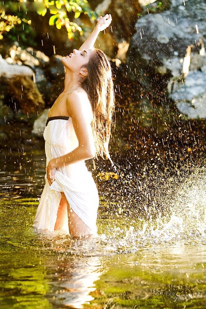 Marie Avgeropoulos in Santa Marta