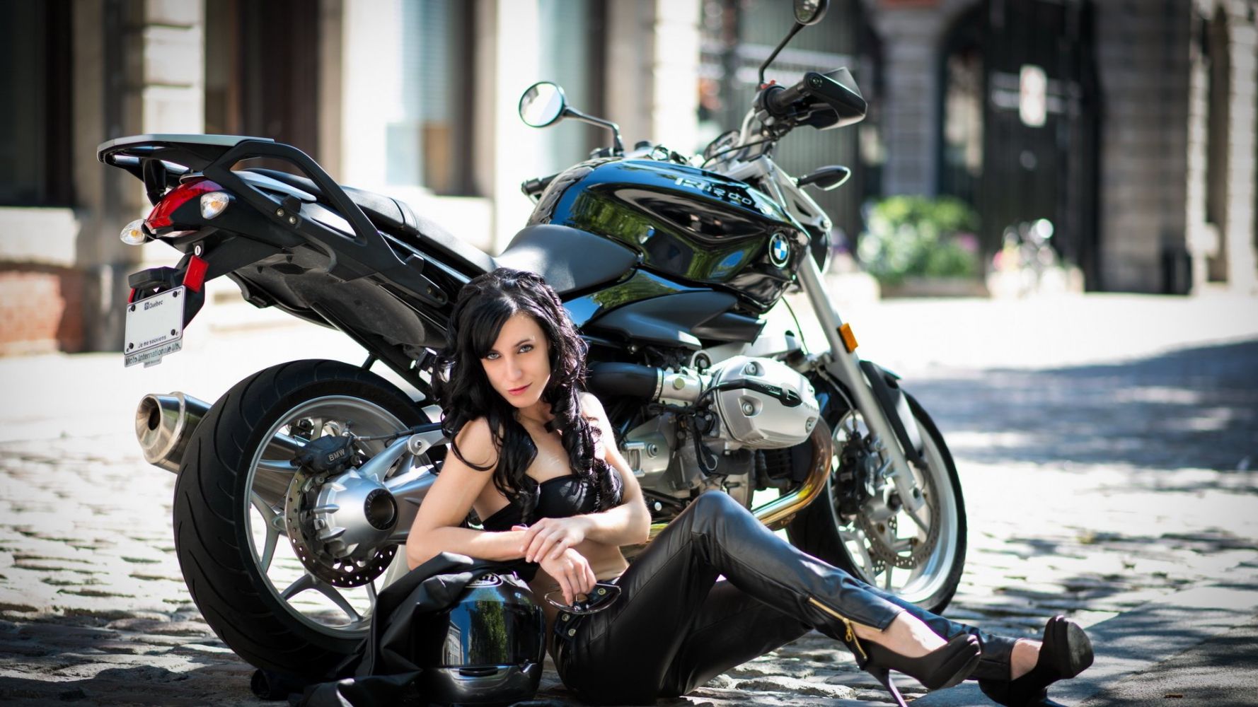 Fresh photos, fresh mood — European women on bikes online in Santa Marta