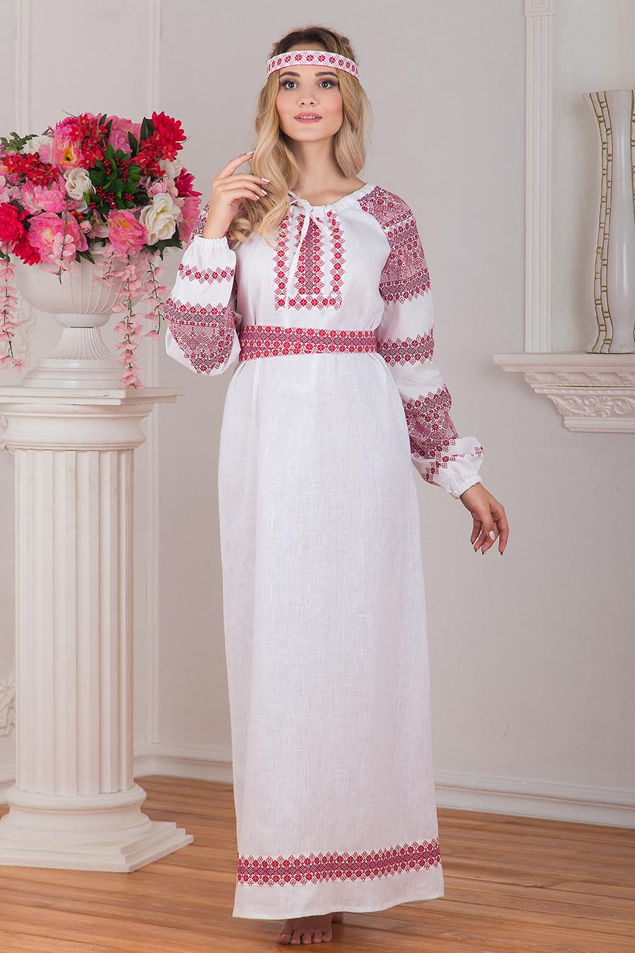 Women in Slavic costumes in Santa Marta