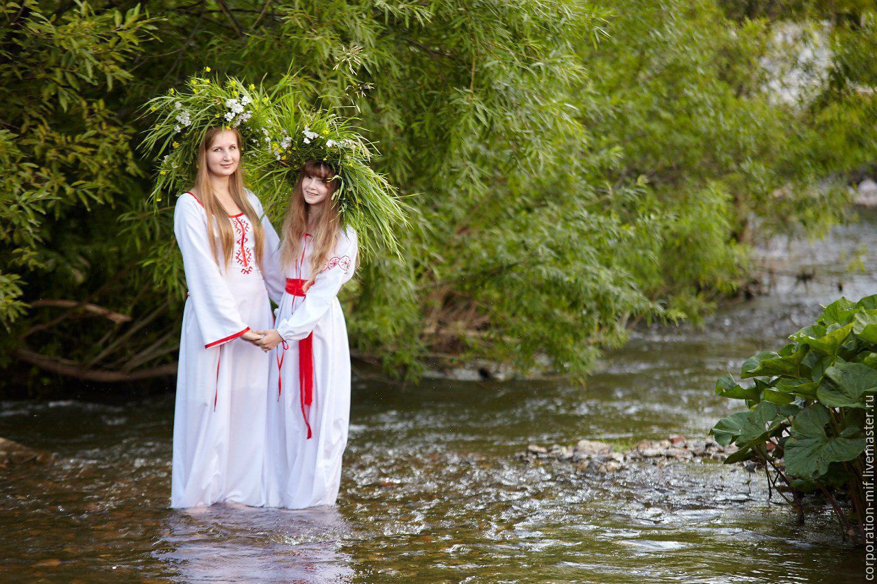 Women in Slavic costumes in Santa Marta