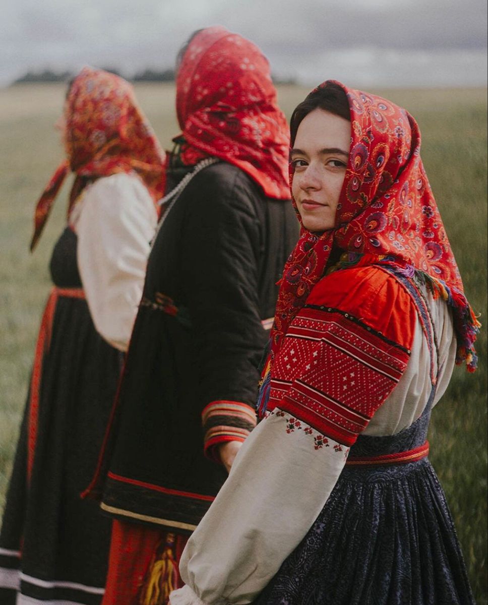 Women in Slavic costumes in Santa Marta