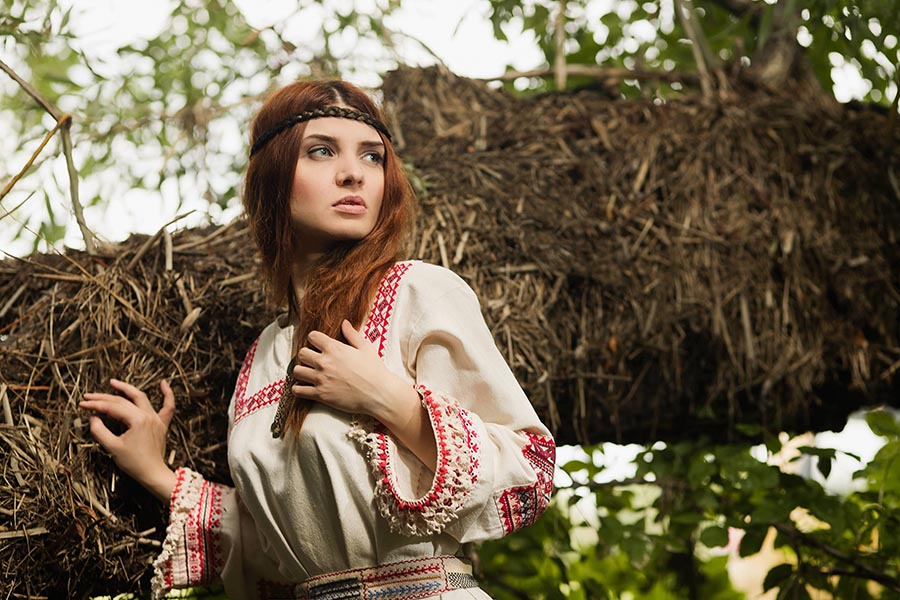 Women in Slavic costumes in Santa Marta
