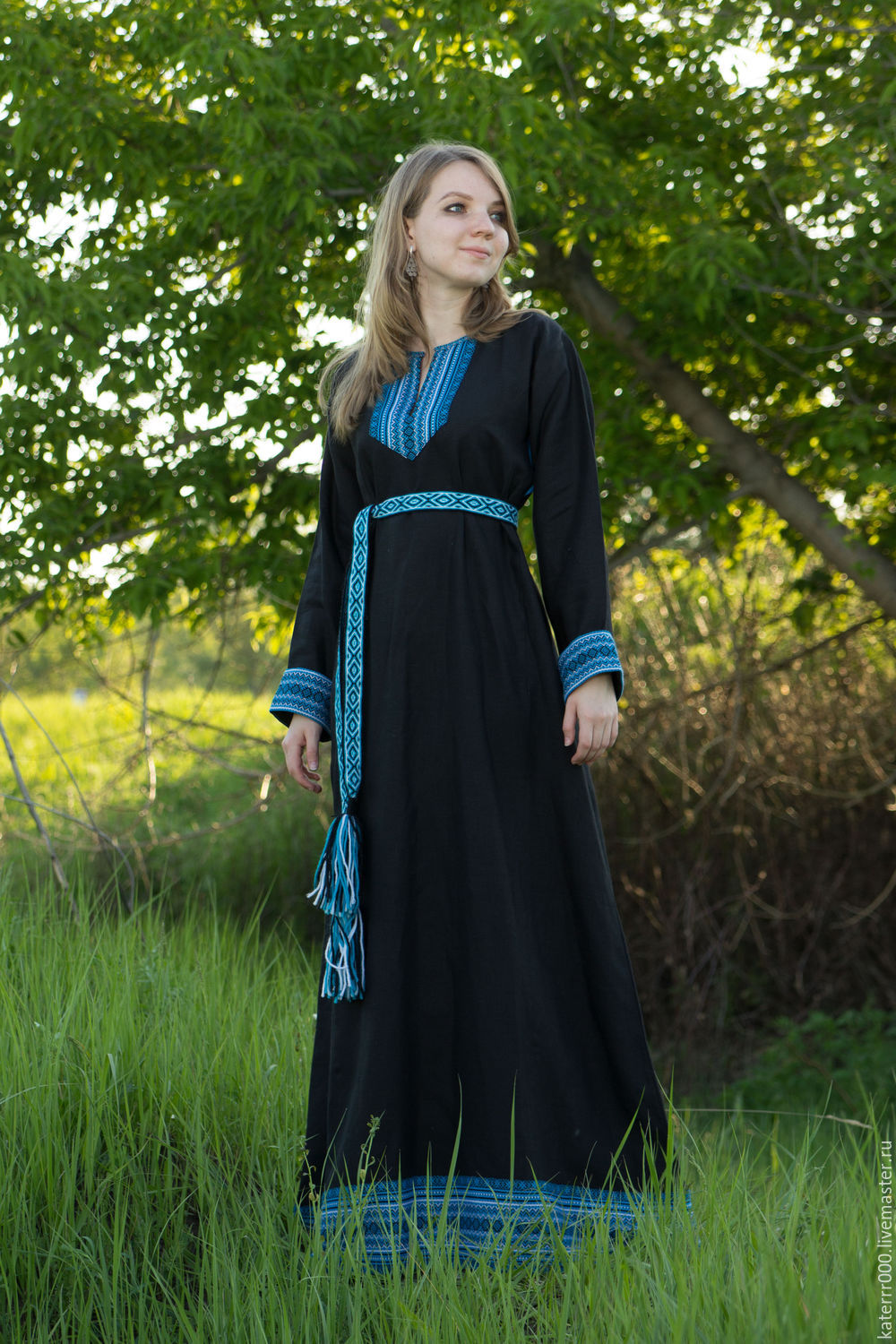 Women in Slavic costumes in Santa Marta