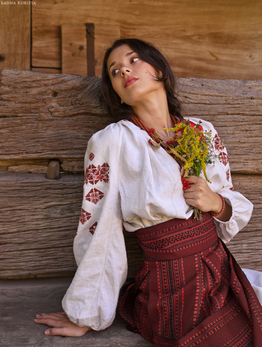 Girls in Slavic costumes in Santa Marta