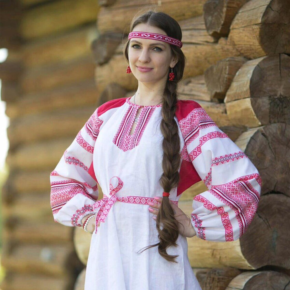Girls in Slavic costumes in Santa Marta