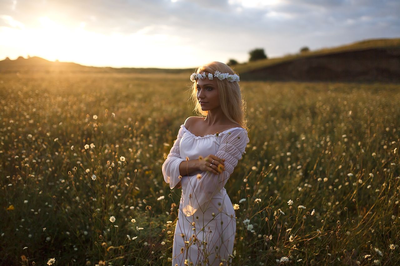 Girls in Slavic costumes in Santa Marta
