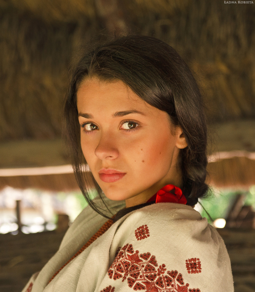 Girls in Slavic costumes in Santa Marta